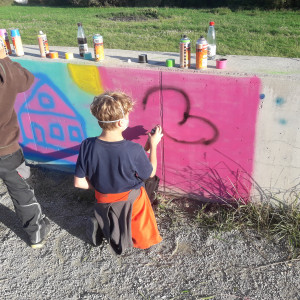 Jugendlichen beim Graffiti sprühen