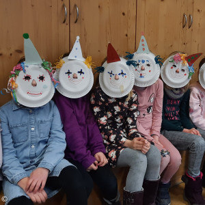 Kinder mit Masken in der Kindergruppe