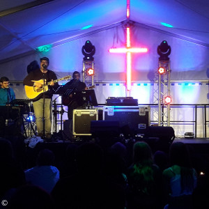 Bühne mit Kreuz am Konfestival