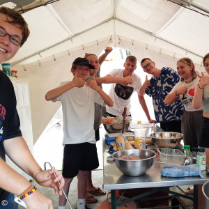 Jugendliche beim Kochen auf der Freizeit